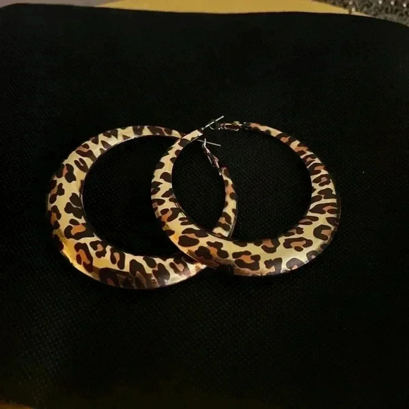 LEOPARD PRINT LARGE HOOP EARRINGS - Picture 2 of 6